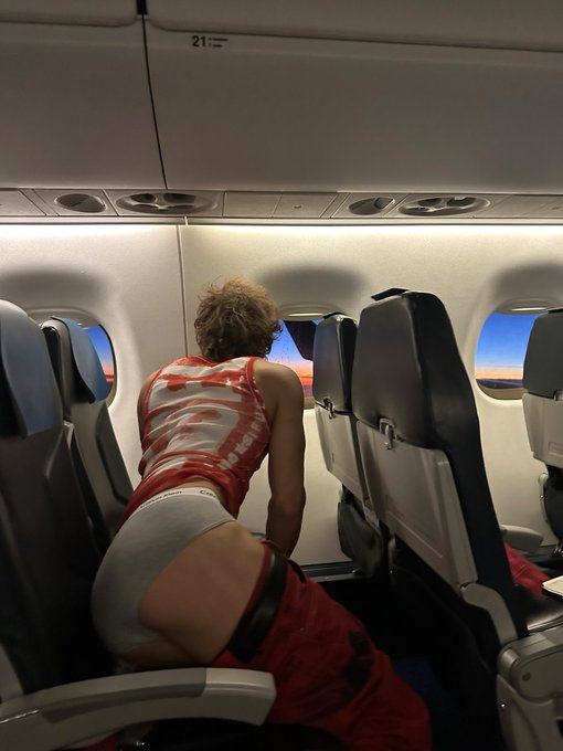 Wow so beautiful sunset 🌅✈️ https://t.co/aKFA4bmJdr