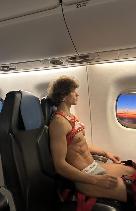 Wow so beautiful sunset 🌅✈️ https://t.co/aKFA4bmJdr