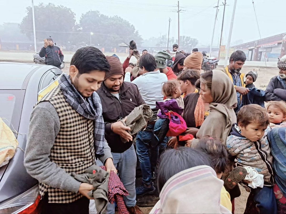 HUMANITYInTrust's tweet photo. ह्यूमैनिटी इंडिया ट्रस्ट के सदस्यों द्वारा नए व पुराने कपड़े लोगों से एकत्रित करके आज 6 जनवरी को सड़क के किनारे मलिन बस्ती संगम क्षेत्र प्रयागराज में रह रहे लोगो में बांटा गया। 
#HumanityIndiaTrust #ClothDonation @HUMANITYInTrust @DrSuryaBhan #HelpingHands #helpothers https://t.co/8l91Mv32Po
