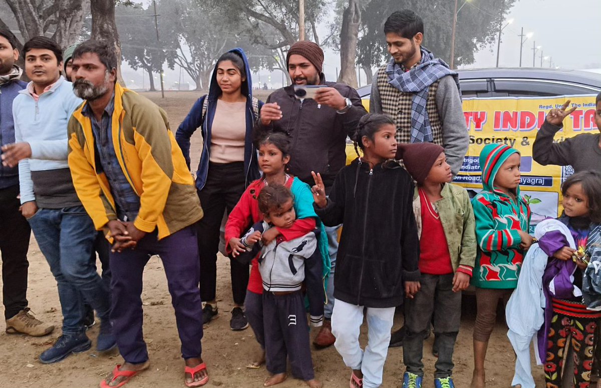 HUMANITYInTrust's tweet photo. ह्यूमैनिटी इंडिया ट्रस्ट के सदस्यों द्वारा नए व पुराने कपड़े लोगों से एकत्रित करके आज 6 जनवरी को सड़क के किनारे मलिन बस्ती संगम क्षेत्र प्रयागराज में रह रहे लोगो में बांटा गया। 
#HumanityIndiaTrust #ClothDonation @HUMANITYInTrust @DrSuryaBhan #HelpingHands #helpothers https://t.co/8l91Mv32Po