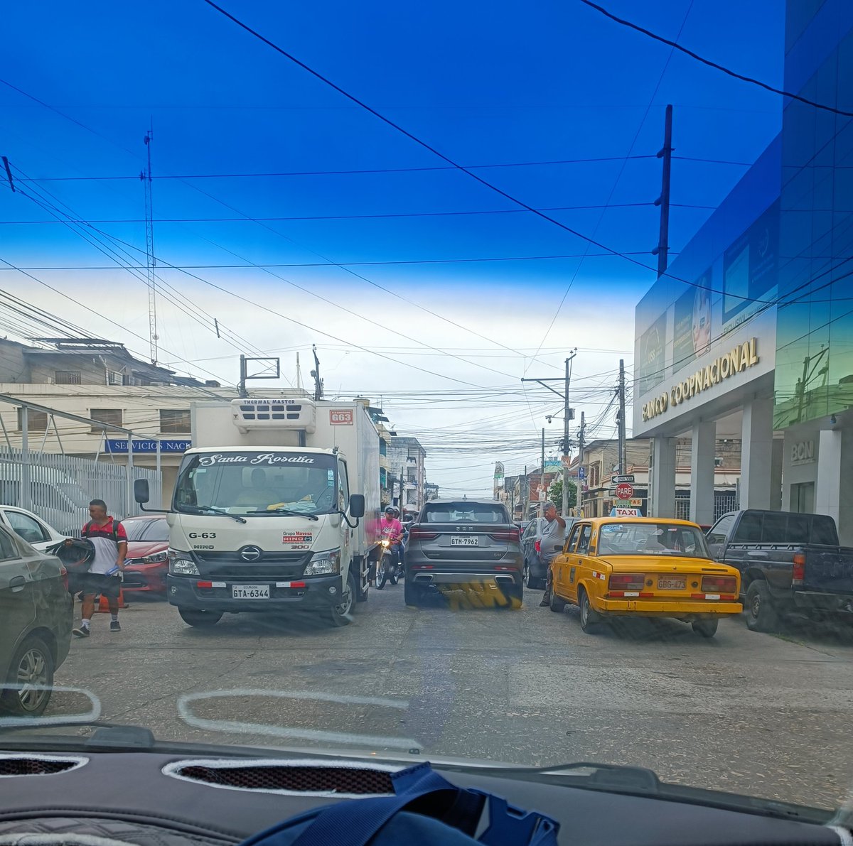 BigBoss1382's tweet photo. Aquí donde debería haber un agente de ATM poniendo orden y no permitir que obstaculicen la vía, autos parqueados donde no deben y autorizados por gente que se adueñan de las veredas, No hay NINGUNO!! 🤦🏽‍♂️🤷🏽‍♂️ (Calle 14 y Capitán Nájera) @alcaldiagye @AquilesAlvz https://t.co/XM1BNbFt66