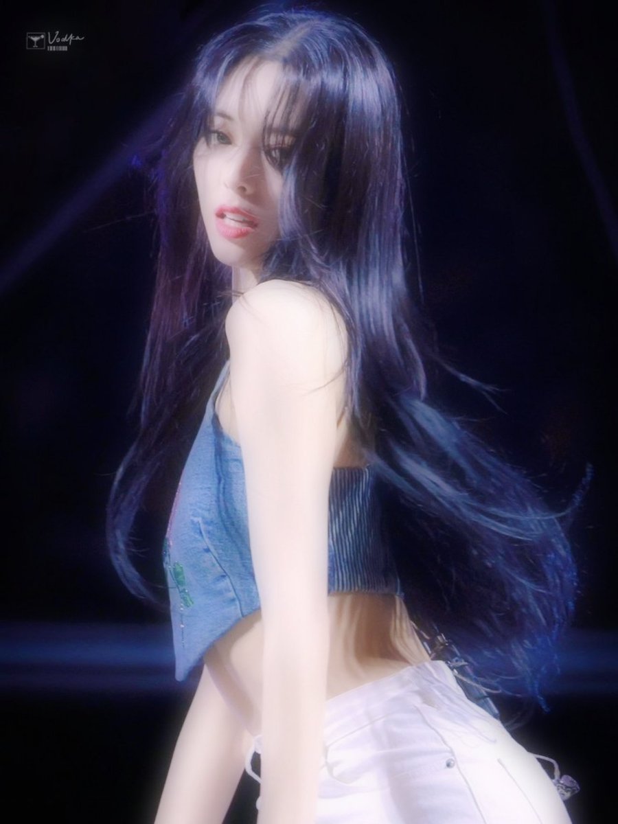 these yuna stage pics kiss eachother