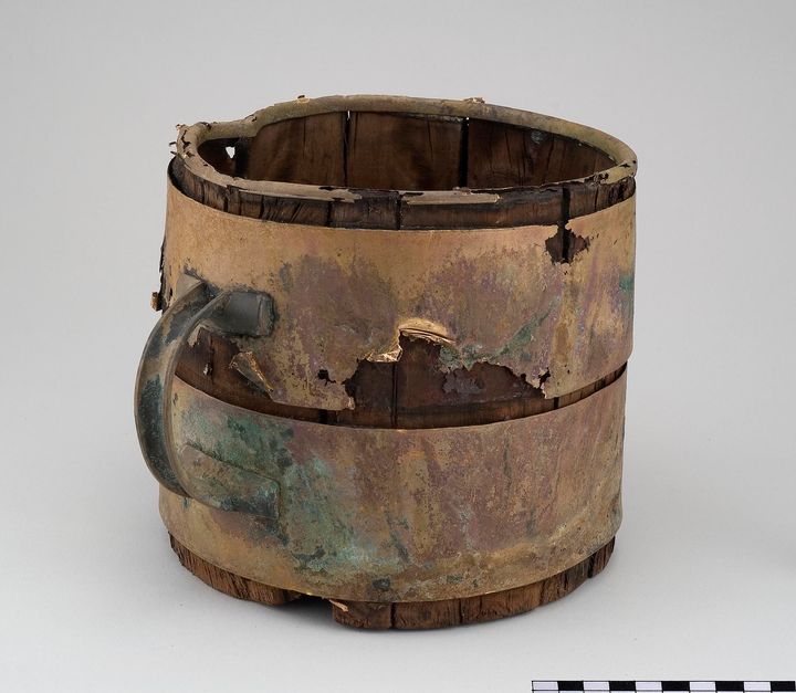 TrimontiumTrust's tweet photo. An amazing late #IronAge (potentially Romano-British) drinking tankard, now in the care @AmgueddfaCymru . It was found close by two bronze vessels and a wine strainer - remnants of a wild night? ๐ป The tankard, made of wood & bound in copper alloy, has survived remarkably well. https://t.co/sAyuAD2Unk