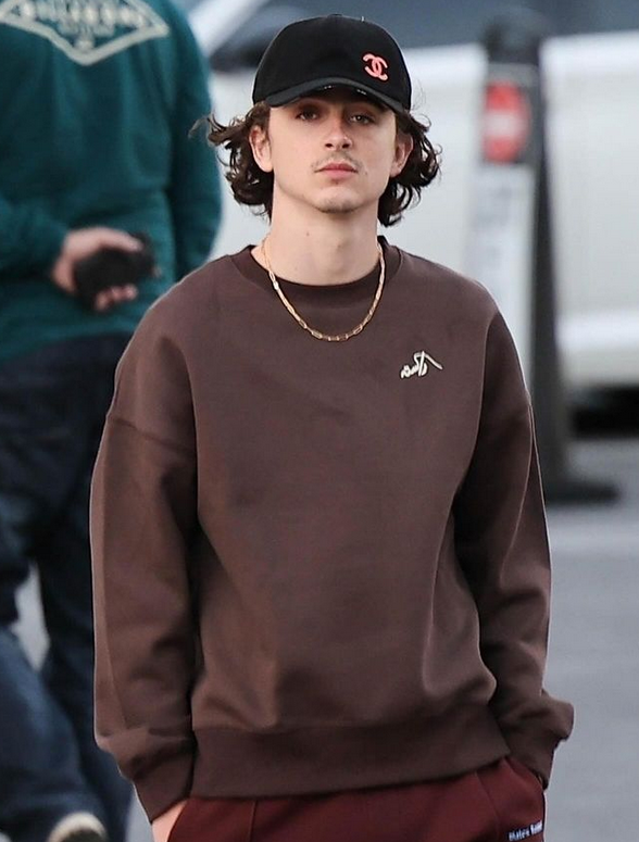 Hollywood actor #TimothéeChalamet spotted wearing made-in-Pakistan label #Rastah's core collection sweatshirt.
#celebrityspotting #timotheechalamet #stylewatch #madeinpakistan #streetstyle #oyeyeah