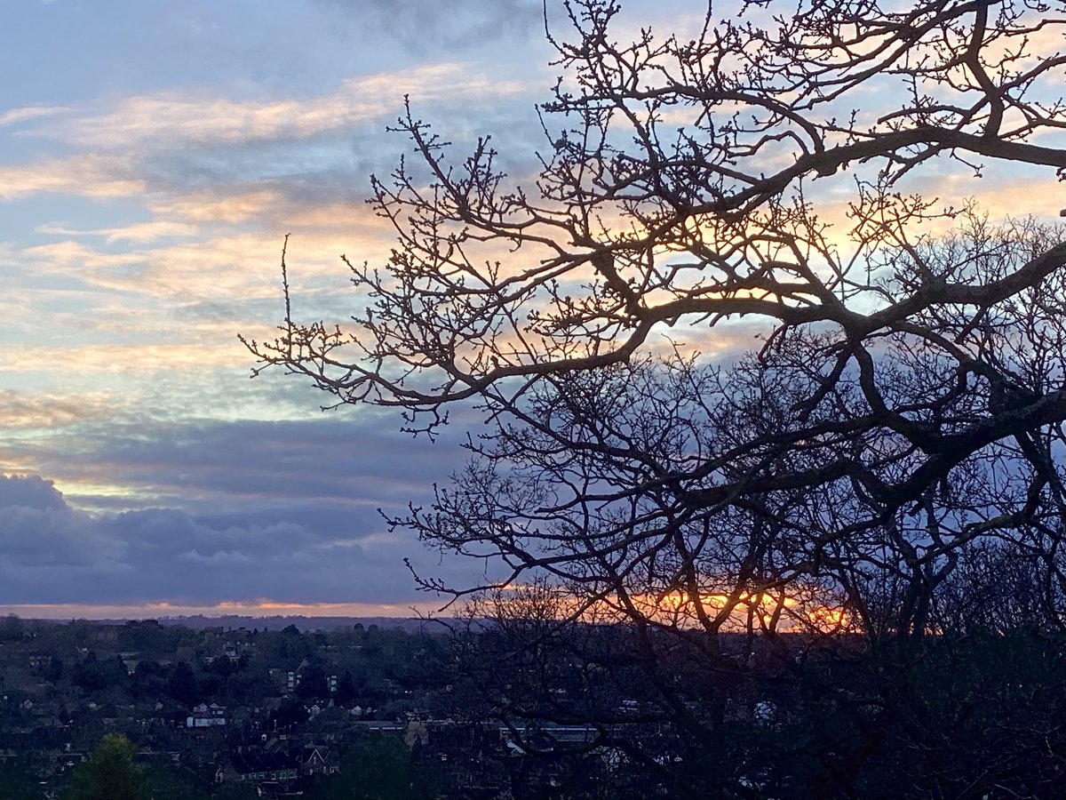 skylark22BHC1's tweet photo. Such a very pretty sky forming at the moment. #bromley #theviewfrommywindow #saturday #loveukweather @metoffice @bbcweather @itvweather @SallyWeather @ChrisPage90 https://t.co/oRPdcMp1ho