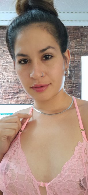 Samara and I are live! https://t.co/24IrWMy7Pj