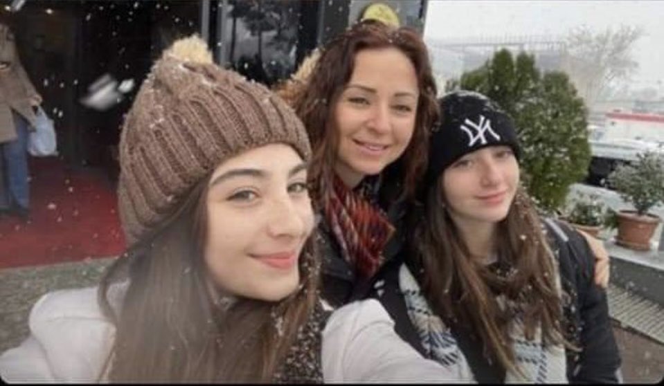 İsias denen otel bizim canlarımızı elimizden aldı. Mülkiye, Abide ve Nazife Dağlı’nın Adıyaman’da herşeyden habersiz çektikleri son fotoları. Onlar ve diğer tüm canlarımız için Adalet yerini bulana kadar mücadeleye devam edeceğiz. #isiasortakdavamız