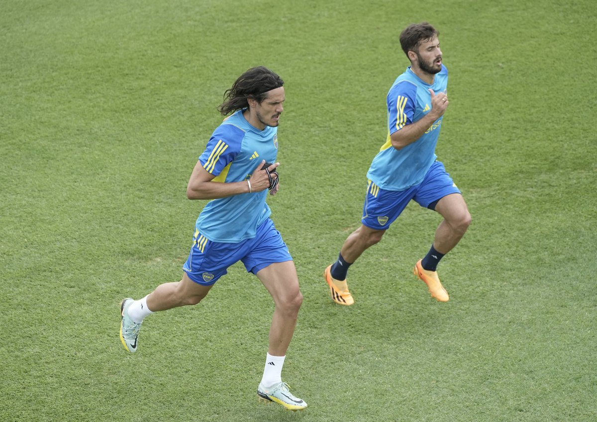 Saracchi se perfilaba para ser titular, pero ahora está en duda Marcelo Saracchi entrenando junto a Edinson Cavani.
