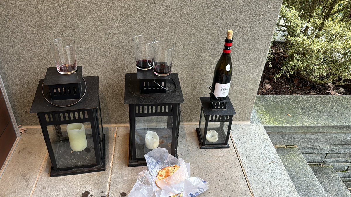 chefjoseandres's tweet image. Happy Epiphany day! Feliz día de Reyes! Christmas’s doesn’t really end until the 6th of January when the 3 Kings arrive to Bethlehem to see baby Jesus…in my house we put  some wine and cookies for the Kings and water for the camels….and then we celebrate their arrival with the…