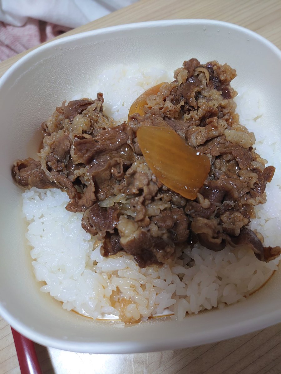 umi258147's tweet photo. セブンイレブンの牛めし。
肉少なすぎんかな😅

そんなん言ってもどのコンビニよりやっぱセブンさんが１番すきッ🥰 https://t.co/uPj3ZVEIsB