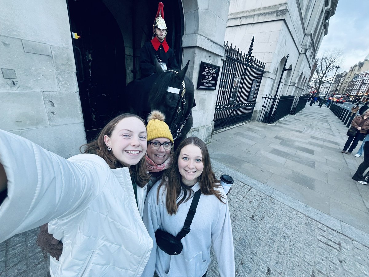 CoachWillems's tweet photo. London. Covenant Garden, Big Ben, Kings Guard, Trafalgar Square - good day 1! #BestStudents #JTerm2024 🇬🇧  💂 https://t.co/KQe2nzaM78