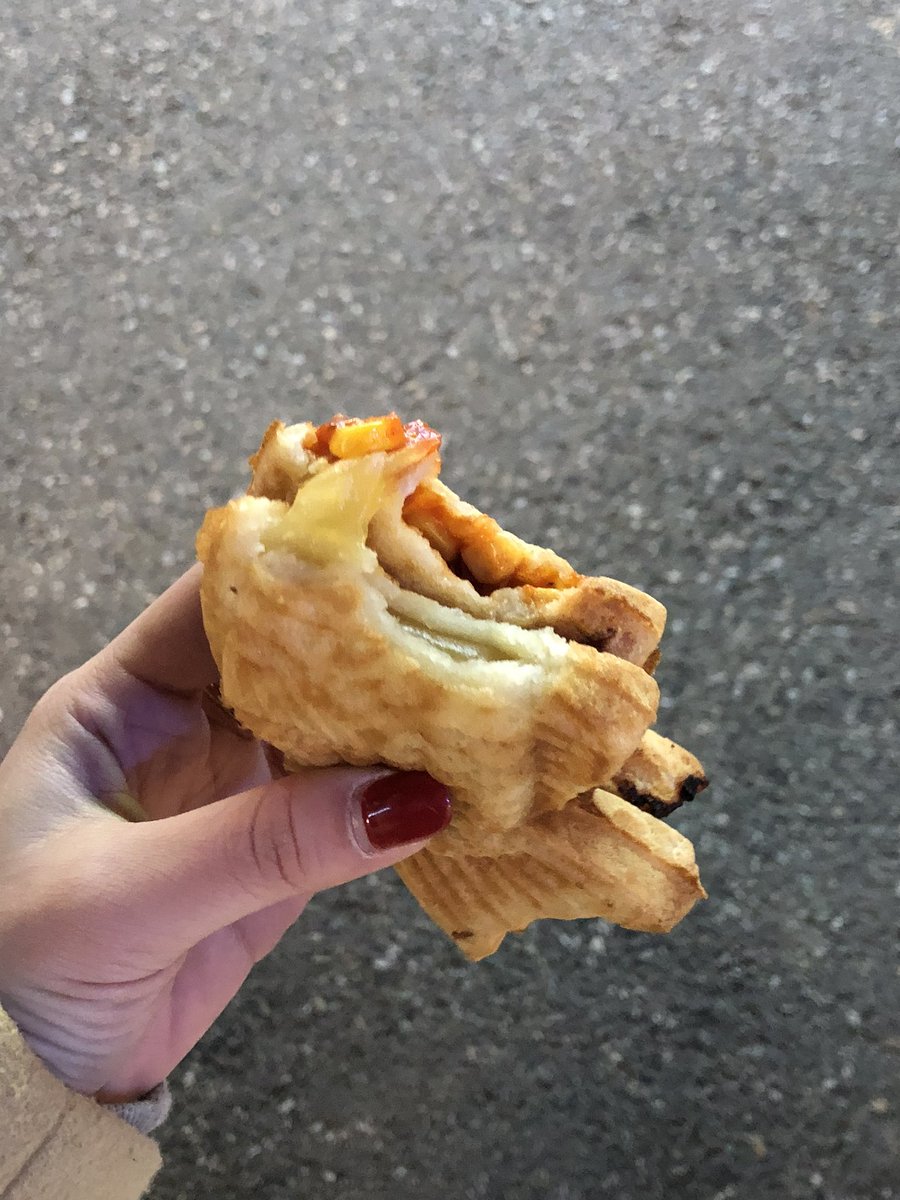 whoamyun's tweet photo. 피자 붕어빵이랑 고구마 붕어빵을 겹쳐서 먹어봤는데 고구마 피자 맛이나요 아주 맛나네요 https://t.co/YQWGOWCUyV
