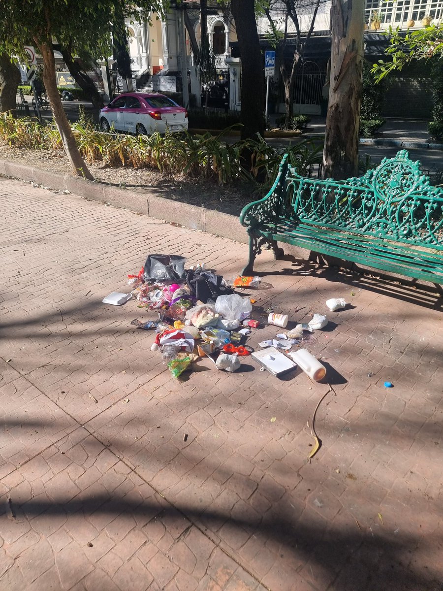 El_Garza's tweet photo. Así luce hoy 6 de Enero la Plaza Luis Cabrera en la Roma Norte.
Una limpiadita no @SandraCuevas_ 
@AlcCuauhtemocMx @LaRomaDF https://t.co/aopGgLMs3G