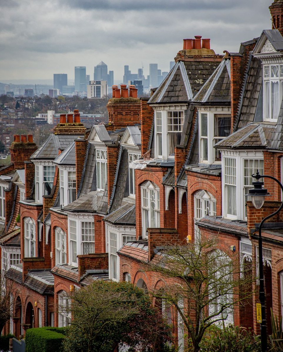 visitlondon's tweet photo. The view from Muswell Hill 📍 [📸 @lundonlens] https://t.co/8cfYGTRHaa #LetsDoLondon #VisitLondon https://t.co/ULMNEs1K35
