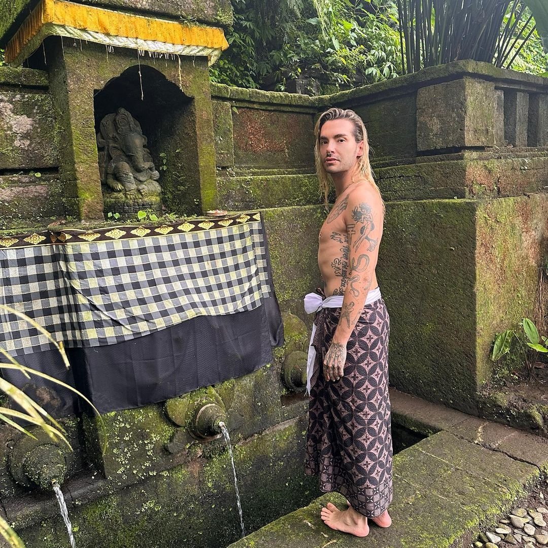 LeeFelix_DE's tweet photo. #BillKaulitz #Instagram:
Melukat - cleaning and purifying body, mind and soul 🙏🏼 https://t.co/zAbu1XWqjL https://t.co/GM6rFH2NlM