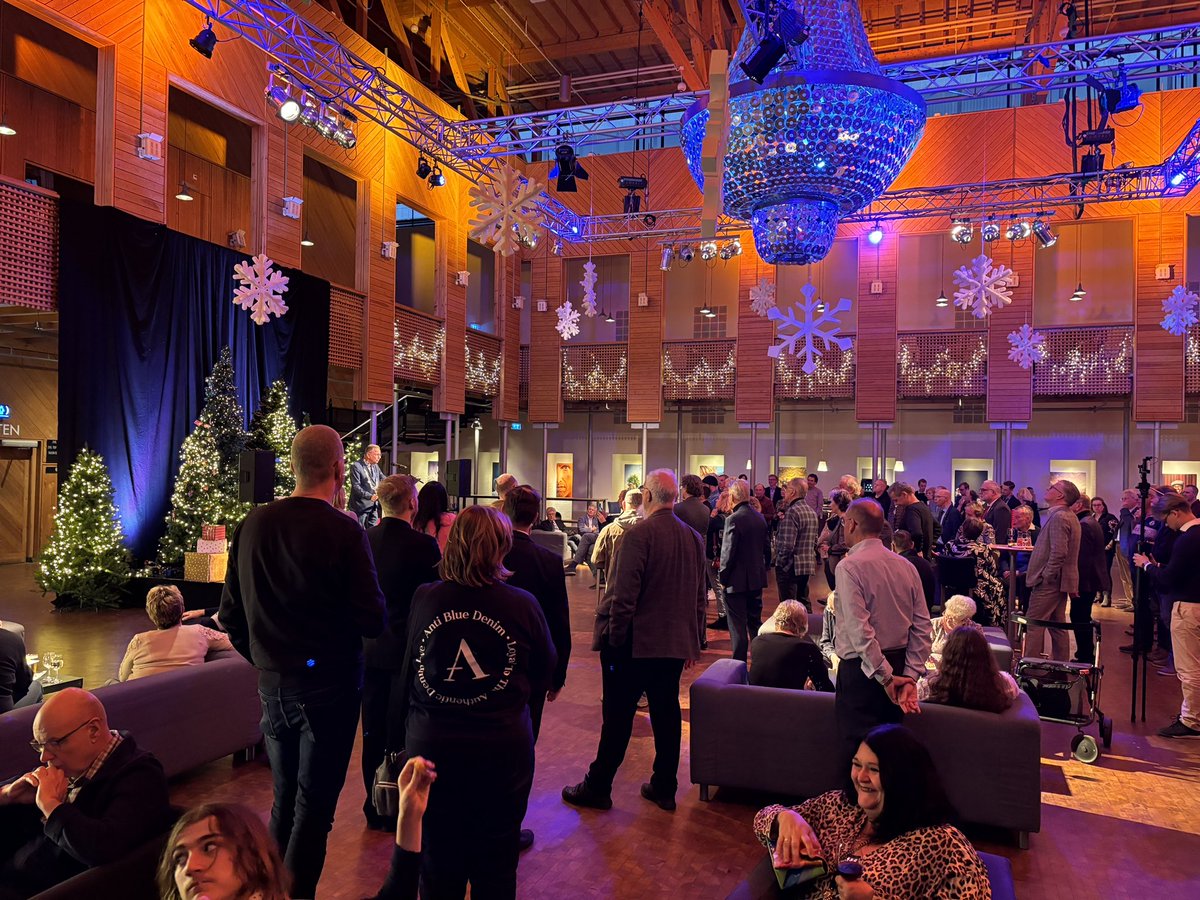 Burgemeester <a href="/JulesBijlPOR/">Jules Bijl</a>  spreekt bij de nieuwjaarsreceptie <a href="/schiedam_nl/">Gemeente Schiedam</a> in @theateradschie Veiligheid, 750 jaar Schiedam in 2025 en <a href="/HaraldBergmann/">HARALD M. BERGMANN</a> stonden centraal.