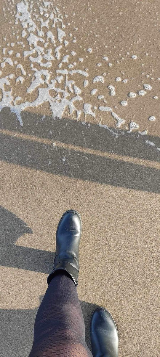 AltesseIoanna's tweet photo. Après une session roller🥵on termine cette super matinée ☀️ avec une balade au bord de la mer 🌊🐡
Un chien pour me nettoyer mes semelles remplie de sable
#moneyslave #dogslave #paypics #cashpig #moneymiss #femdom #findom #domina @RTLoveFeet @rtfeetslave1 @RTdomina @MoneyslaveFR https://t.co/8cPVRwTWJ0