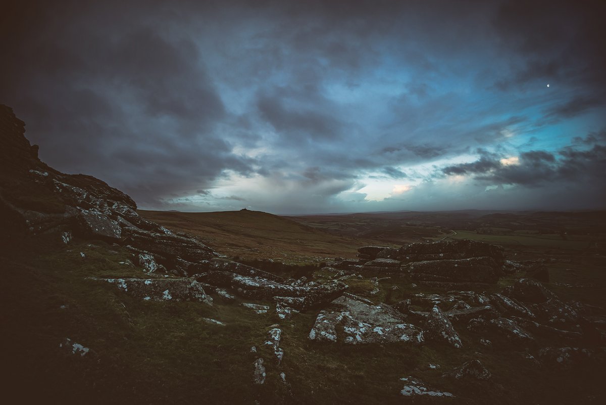 GlavindStrachan's tweet photo. Moody #sunrise on #ArmsTor on #Dartmoor on New Years Eve - #BratTor and #WidgeryCross just visible in the distance π· https://t.co/9AJuoUwl1G