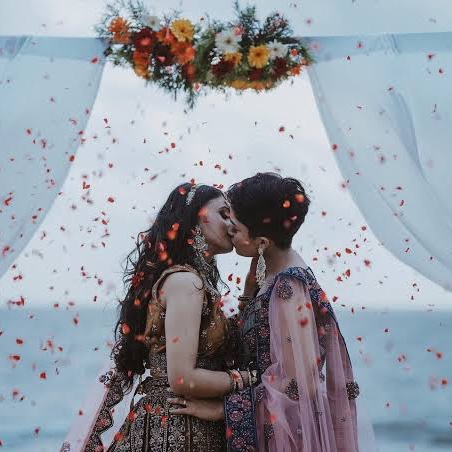 shipper_huipper's tweet image. «Лесбиянок не дискриминируют!»

На фото — девушки Нура и Адхила. 

Когда они признались собственным семьям в том, что они в отношениях, их насильно разлучили и запрещали видеться. 

Девушки подали в суд в Керале, и и им помогли воссоединиться. Посмотрите на их свадебные фото!

❤️‍🩹