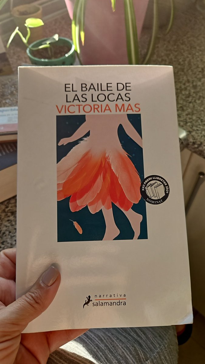 Laura_Serrano_M's tweet photo. Empiezo el año con sorpresa literaria. Se trata de la primera novela de esta autora a  la que seguiré de cerca.
Ambientada en el hospital psiquiátrico de La Salpêtrière en Paris, por supuesto de mujeres, en el que las mujeres no pintan nada. Viaje a Paris obligado tras su lectura https://t.co/s4Zgu9TD6c