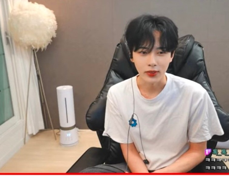 Mhixeako's tweet photo. Watching baby Konanhihi live on YouTube.I hope that he is feeling okay now.Drink your medicines religiously baby. I.missed you so much😘 I had another surgery so I  was not able to watch your Labangs🥰#JUNGHYUN #KOHI  #beomings  Now ,I am back for good🙏Happy New Year 😘😍🥰 https://t.co/YpBYHmV5mm