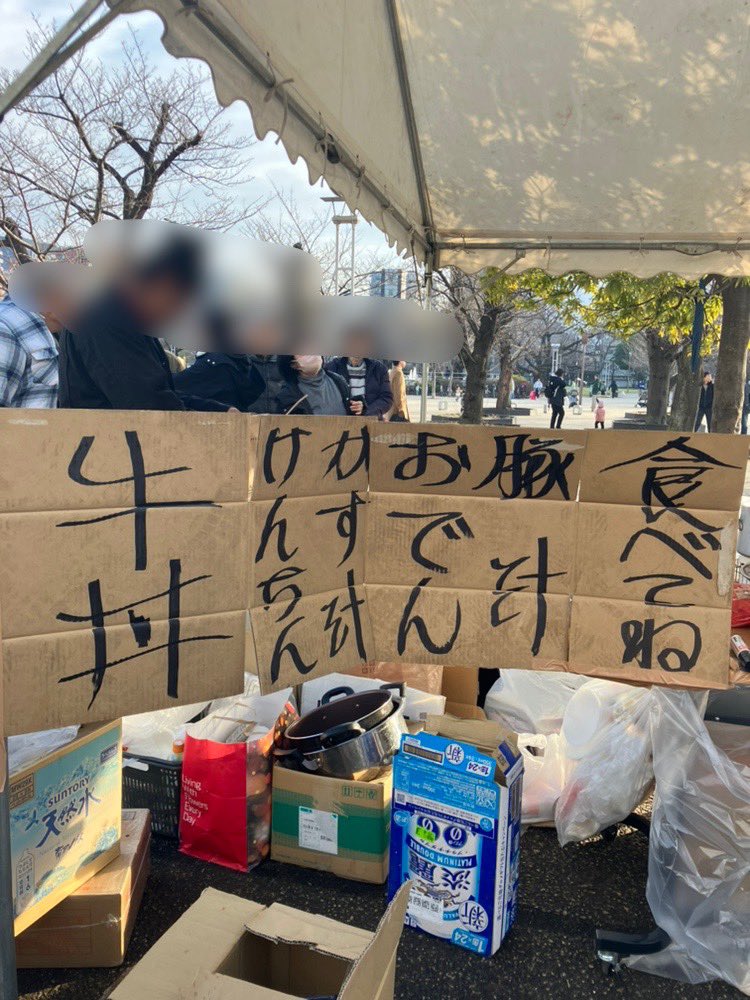 Masuoka_Sota_'s tweet photo. 炊き出しして、ホームレスやワーキングプア、苦学生らと一緒に同じ釜の飯を食う。私はこれが一番重要だと思っています。私はれいわが旗揚げされて以来毎年知り合いが主催する炊き出しにボランティアとして参加していますが、毎年、炊き出しを列に並んだ人たちと食事をともにします。

おかしいと思いませんか？炊き出しに並ぶ生活困窮者の横で自分たちだけ用意されたものを食ってたら。

私は保育園で働いていますが、子どもの一緒に給食をいただくこともあります。笑い合い、一緒に同じものを食べる。食育、愛着という観点からも重要です。

私は以前BARの店員として雇われていました。お客さんがお酒を飲ませて下さることもありました。信頼関係という意味でも有難いことだと思います。

炊き出しの現場で、被災者や貧困者、支援ボランティアとともに国政政党党首が同じ釜の飯を食う。国民生活に寄り添うどころか、国民生活そのものですから、政治家としてあるべき姿、私はそう思います。れいわ信者のように崇めたり、れいわアンチのように貶める意味がわかりません。政治家として当たり前の行動だということですよ。

そもそも、炊き出し現場で振る舞われるのはとても美味しい食事です。炊き出しした側が食べても美味しいんです。