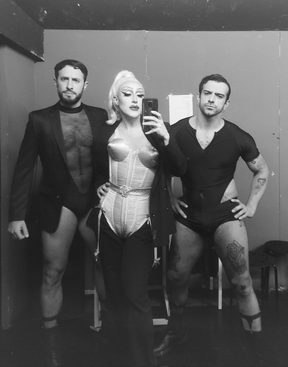 Con <a href="/ArielJuin/">Ariel Juin</a> &amp; <a href="/fago_antonio/">Antonio Fago</a> momentos antes de salir al escenario del After Party de <a href="/drag_domination/">Drag Domination</a> ⭐ 
Que fue UNA FANTASÍA MADONNIANA 👑 
GRACIAS a toda la gente guapa que estaba en la <a href="/yastaclublgtb/">Ya'sta Club LGTB</a> 🏳️‍🌈 Me lo pasé de put4 madre 😎