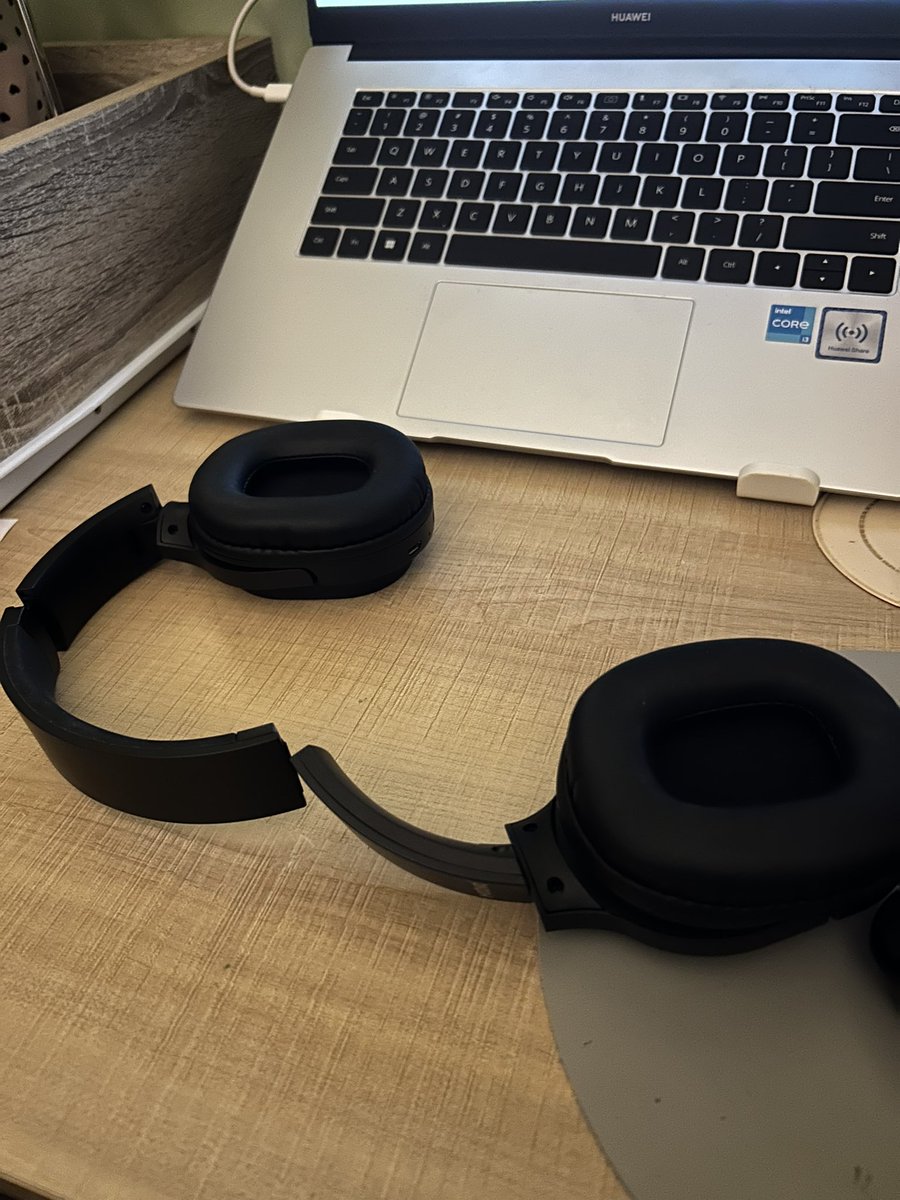 moonyhearted's tweet photo. crying because my headphones broke and i tried to fix it 😍💀😔 https://t.co/8ov1JNFP41