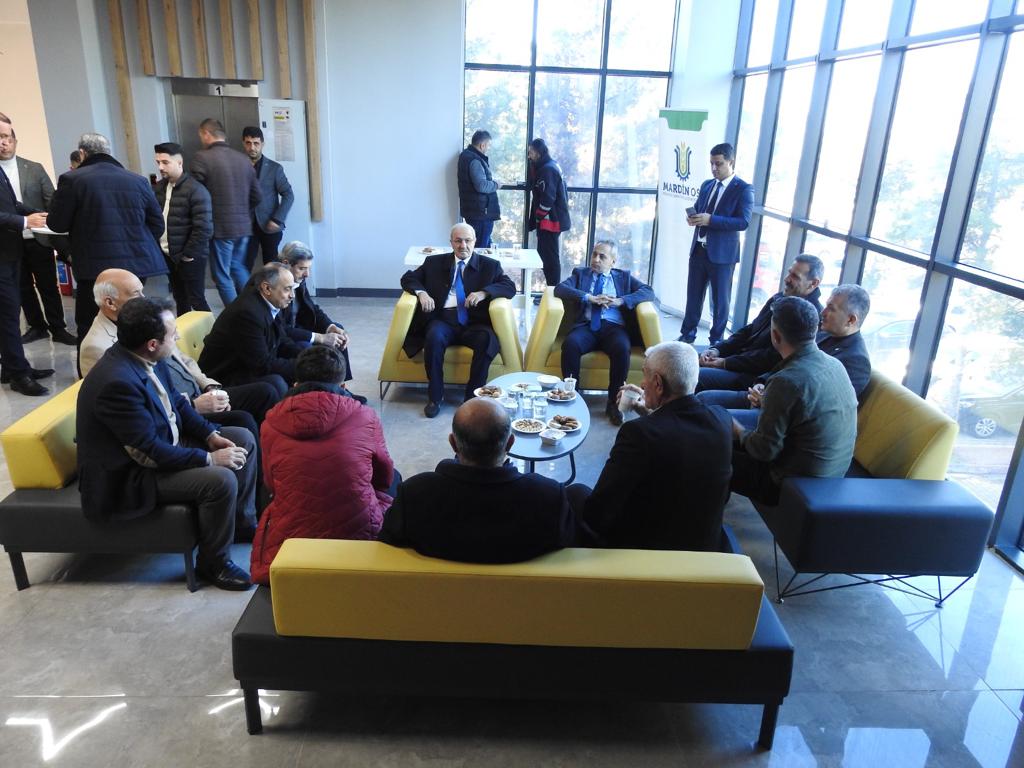 İl Başkanımız Sn.Kadir Kerimoğlu Mardin tekstil sanayicileri derneğinin 2.Olağan Kongresine katılım sağladılar
2. Defa Başkanlığa seçilen,
Sn.Ahmet Azun ve ekibini Tebrik eder Başarılarının Devamını diliyoruz