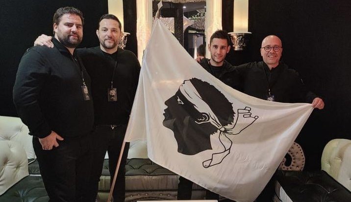 En ma qualité de maire et surtout, de Porto-Vecchiais et d'ami du groupe l'Alba in Scena, je veux féliciter Marc Pittorru, Nicolas Careddu, Frédéric Bichet et Thomas Lovichi pour leur extraordinaire prestation d'hier et leur récompense. Ils nous ont ému, rempli de joie, rendu