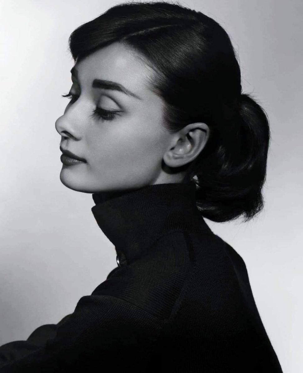 TaroCine's tweet image. Audrey Hepburn por Yousuf Karsh, cada día más enamorado de estos retratos clásicos.