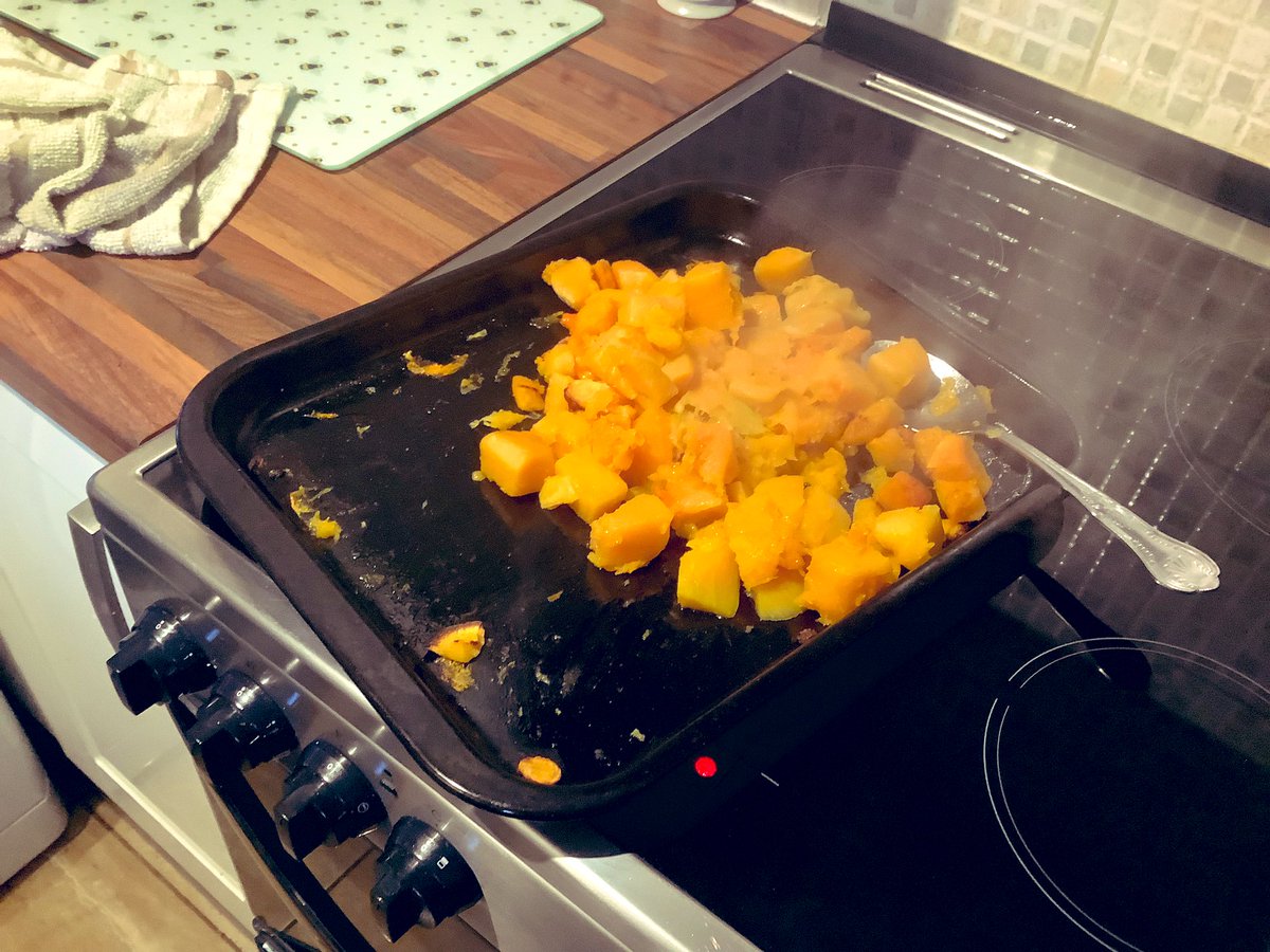 Art71Rachael's tweet photo. Easy peasy… Ready in 30 mins homemade fresh, spicy butternut squash soup …for lunch … yummy goodness😋 #tryingtoeatbetter #vegetarian https://t.co/XSVQAlW6hD
