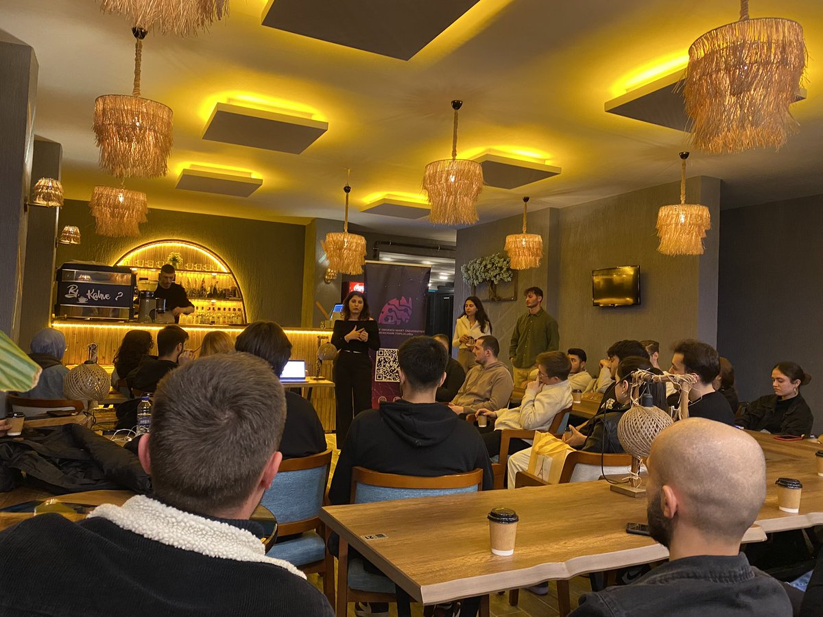 Dün akşam yaptığımız ‘Coffe and Meet’ etkinliğimizde proje geliştirme süreçlerini bu süreçlere nasıl daha profesyonel yaklaşabileceğimiz hakkında konuştuk.🚀Katılan arkadaşlarımıza ilk kez ÇOMÜ Kıvılcım Ön Kuluçka Merkezimizi tanıttık.🔥💻