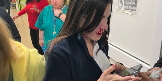 Quella che vedete in foto è Paola Procida, infermiera presso il pronto soccorso di Castellammare di Stabia. 
L'altra sera è stata aggredita per aver invitato i parenti di una paziente ad attendere nella sala d'attesa affinché medici e infermieri potessero operare.
1/5
