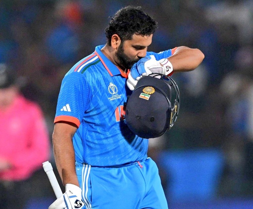 ImHydro45's tweet photo. JUST IN 🚨 : Captain Rohit Sharma fought with selectors for Virat Kohli. Rohit wants to pick Kohli in his T20I side but selectors are unhappy with Kohli's slow gameplay.

Rohit Sharma saved Kohli's T20 career ! https://t.co/5LM9Ux0W4T