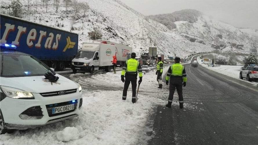 Los guardias civiles de la Agrupación de Tráfico están a pie de carretera también en estas fechas, aunque caigan chuzos de punta...

Están para recaudar VIDA, no nos hagamos un lío.

#Recaudandovida
#AgrupacióndeTráfico
#GuardiaCivilDeTráfico
#felizaño2024 #felizañonuevo2024