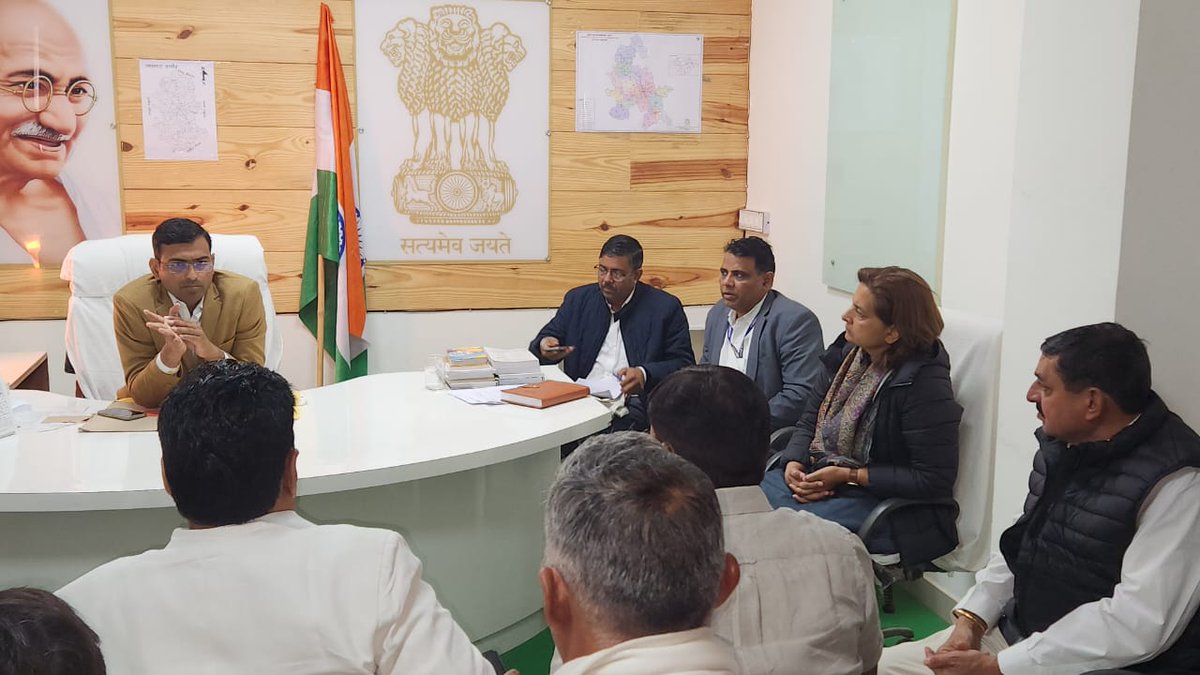jyotimirdha's tweet photo. नागौर शहर के बीकानेर रेलवे फाटक पर बन रहे ओवरब्रिज के निर्माण कार्य के चलते फाटक बंद रहने के दौरान बीकानेर रोड जाने के लिए वैकल्पिक रास्ता देने हेतु खेत मालिकों को एसडीएम कार्यालय बुलाकर प्रशासन और किसानों के बीच सहमति बनवाई । अब नागौर के बीकानेर रेलवे फाटक पर ओवरब्रिज का निर्माण तेज गति से होगा तथा शहरवासियों की सुविधा के लिए वैकल्पिक रास्ता भी उपलब्ध रहेगा।