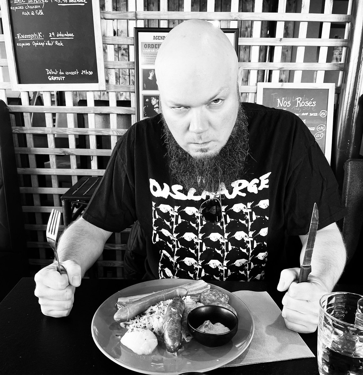 Tonight, we pillage. Lezard Bar in LeMans, FR, w/ <a href="/marrowraps/">Marrow</a> and @Monsieur_Sai - <a href="/milledpavement/">Milled Pavement Records</a> team in the building and on the sidewalk.