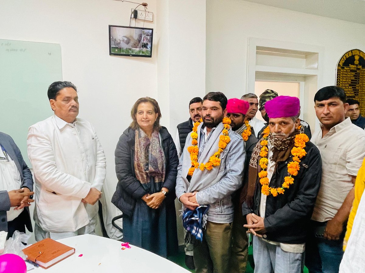 नागौर शहर के बीकानेर रेलवे फाटक पर बन रहे ओवरब्रिज के निर्माण कार्य के चलते फाटक बंद रहने के दौरान बीकानेर रोड जाने के लिए वैकल्पिक रास्ता देने हेतु खेत मालिकों को एसडीएम कार्यालय बुलाकर प्रशासन और किसानों के बीच सहमति बनवाई । अब नागौर के बीकानेर रेलवे फाटक पर ओवरब्रिज का निर्माण