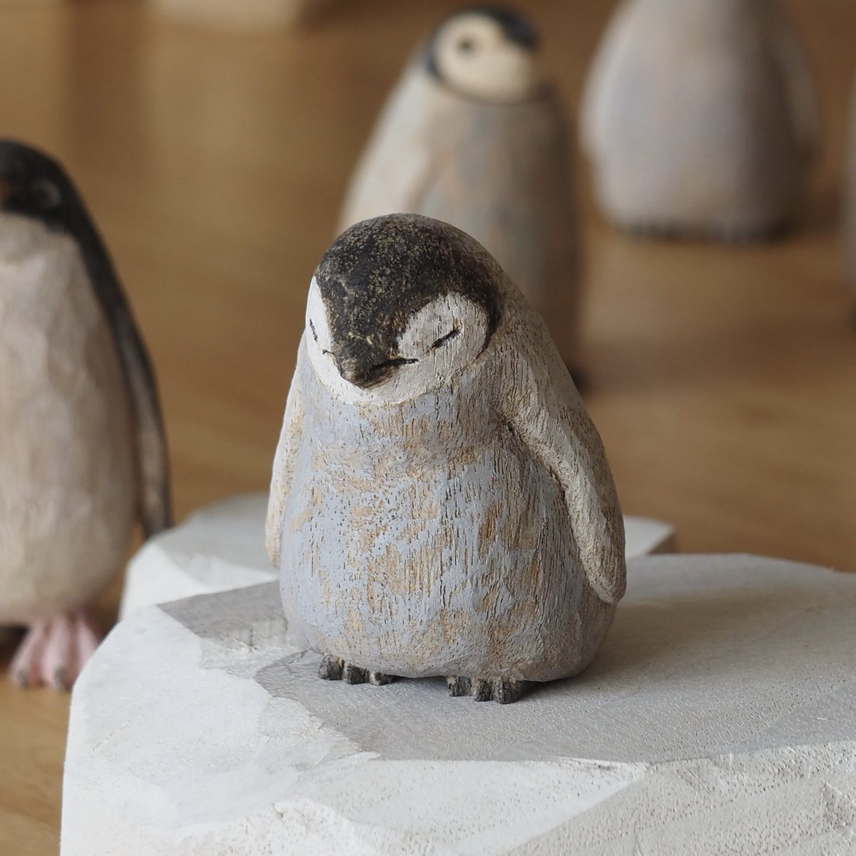コウテイペンギンの雛ちゃん、寝ています。 #ならペンギンランド