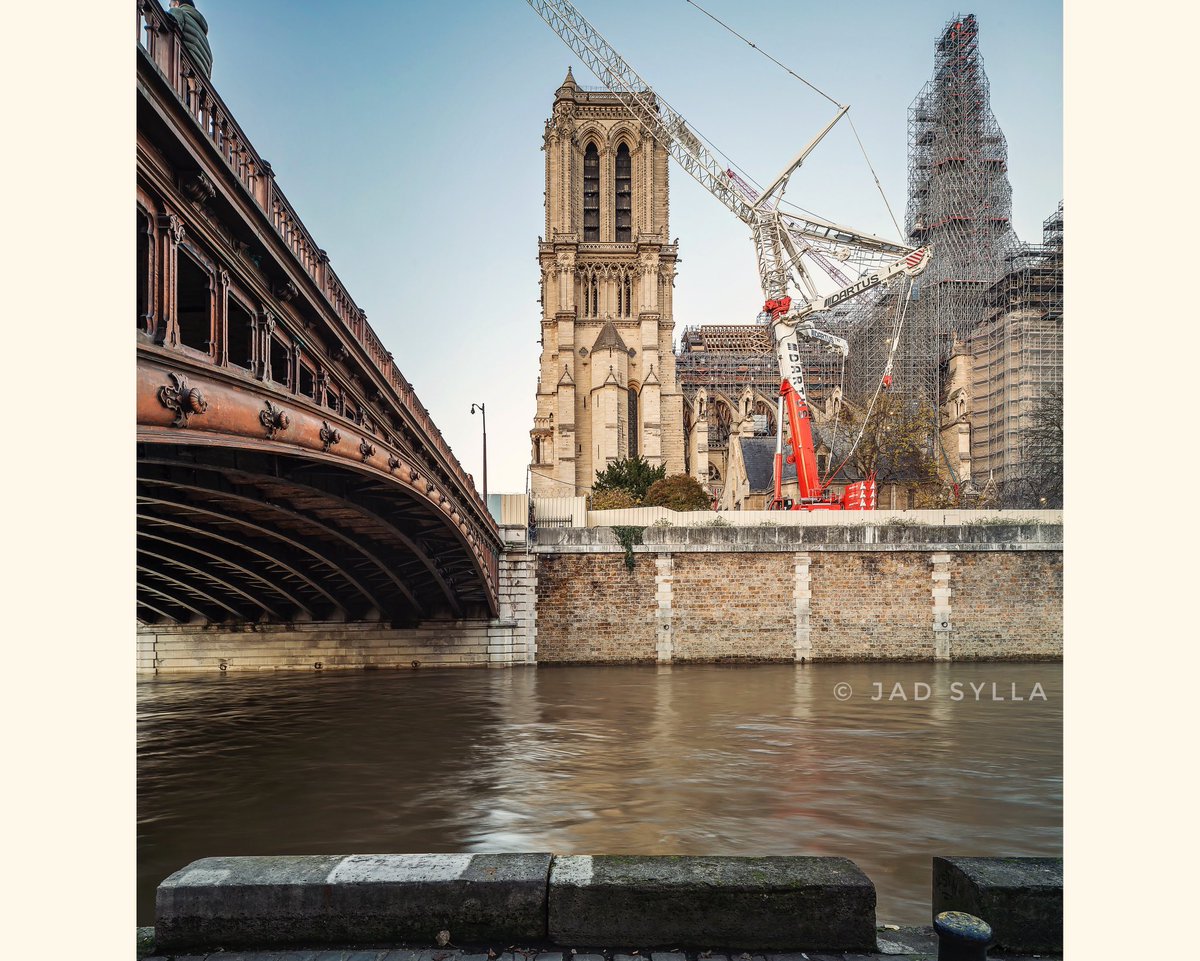 jad_sylla's tweet photo. ..à chantier exceptionnel, machines exceptionnelles ..

To the left, the magnificent the « Pont au double » bridge. 

#notredame #notredamedeparis #paris #france  #architecture #photography #restauration #patrimoine https://t.co/Ngjdw4M8Lk