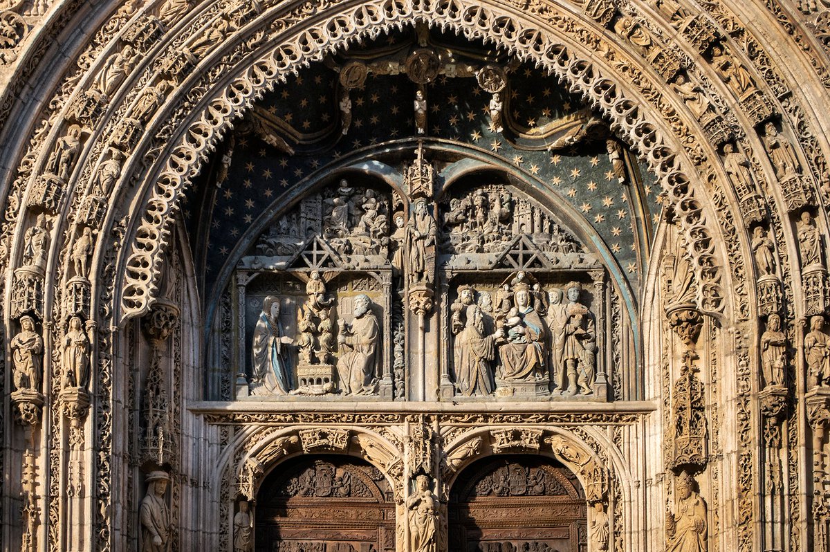 LOS REYES MAGOS DE ARANDA La fachada de la iglesia de Santa María de Aranda de Duero es una de las joyas del arte gótico Isabelino español. Realizada entre 1500 y 1515, los principales artistas implicados en su ejecución fueron los burgaleses Simón de Colonia y su hijo Francisco.