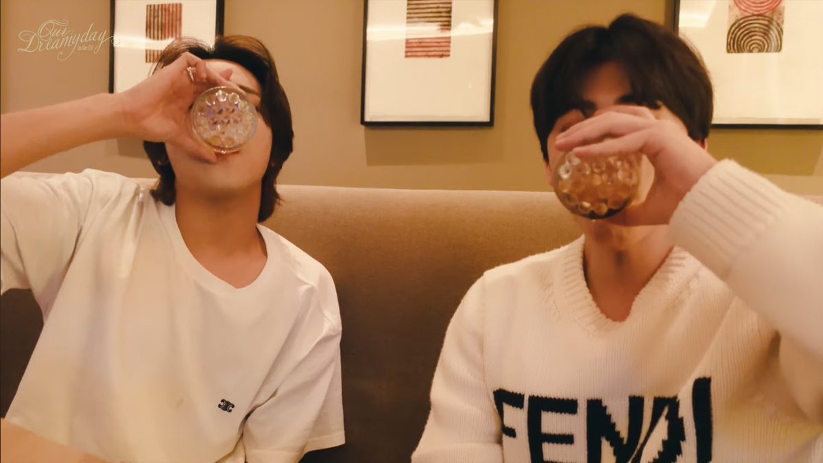 jnomoong's tweet photo. ไปชอบเค้า
แต่เค้าก็ดันให้เราเป็นเพื่อน
แล้วเราก็เสือกยอม
เอ๊า หมดแก้ว https://t.co/LRci7ZDfB1