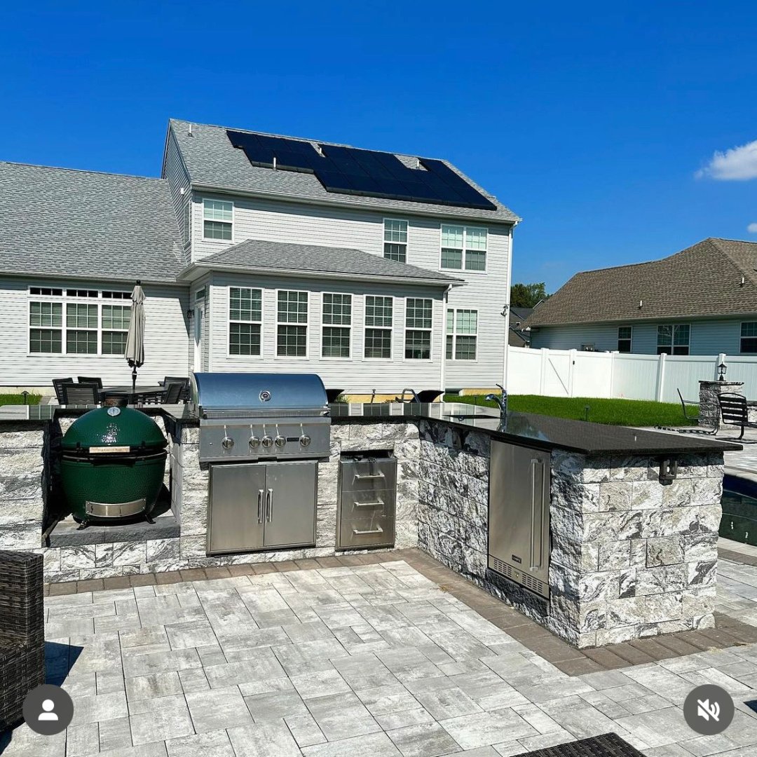 CambridgePavers's tweet image. From cozy fireplaces to charming pavillions, what's your must-have for the perfect patio? Share with us in the comments below! #PatioEssentials #OutdoorLiving #HomeDecor @dakota.pools @evergreenlandscapingpronj @stonecreationsoflongislandinc @videzunited