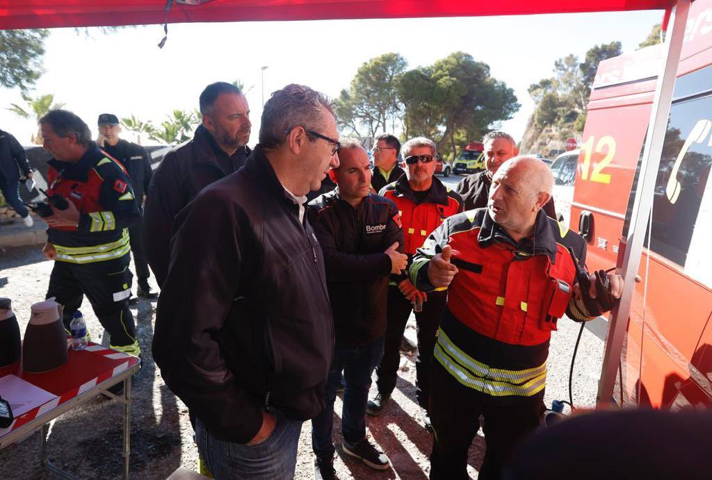dipuAlicante's tweet photo. En estos momentos trabajan en la zona 18 dotaciones y 3 medios aéreos de @BomberosDipuALC, así como 5 unidades de bomberos forestales 🚒
La AP-7 está abierta, pero la N-332 se encuentra cerrada ❌
El TRAM también está cerrado (se está revisando para abrir en breve)
#IFAltea https://t.co/YLHCeDuZlI