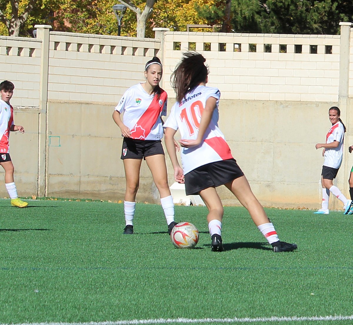 River_fuenes's tweet photo. En cada foto, el equipo muestra su valentía y espíritu guerrero en cada desafío. 🌟💙 ¡Juntas, escribimos nuestra historia en el fútbol! #RiverPlateFuensport #FútbolFemenino https://t.co/6eyQLPNt2N