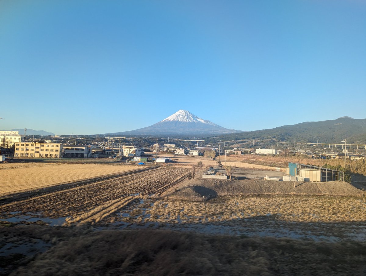 rim_konbu's tweet photo. Yearcompassを、帰りの新幹線で書き終えたら丁度富士山が出てきて、これはもう叶っちゃうな。となった帰路でした。
スラスラ2024は書けすぎて、もはや願いより予定todoになりかけてる気もするから途中で更新もありだ。
#yearcompass https://t.co/6ME3wRSvuc