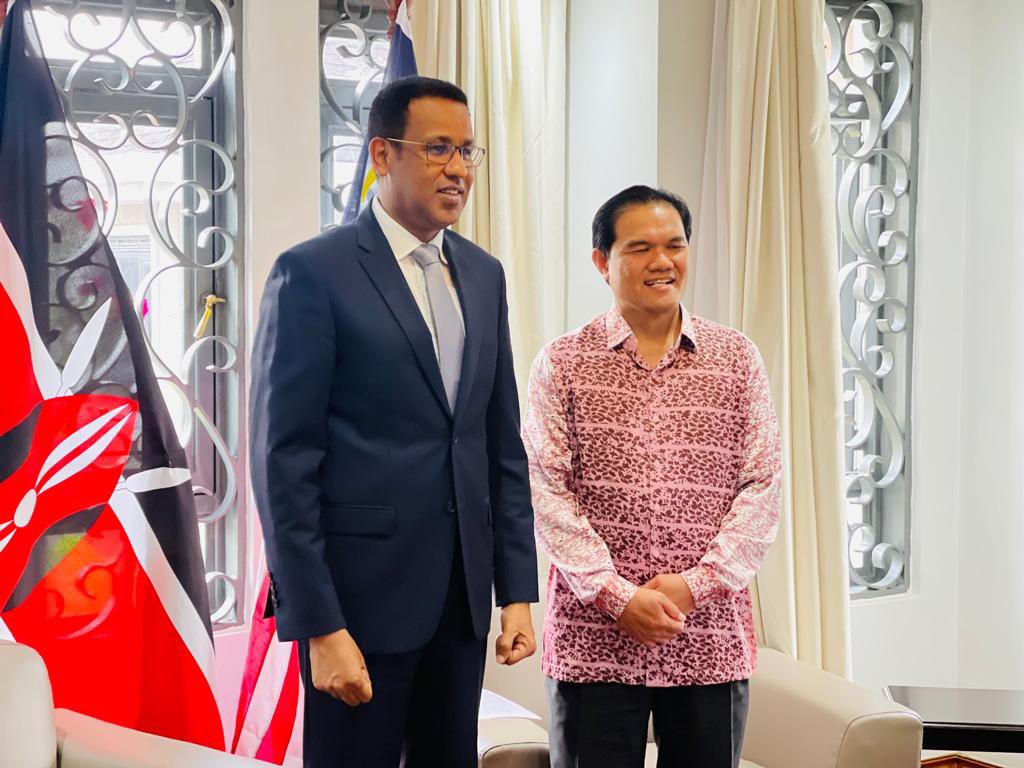 SomaliainKenya's tweet photo. Ambassador @Ijabril had bilateral meeting with 🇲🇾 High Commissioner, H.E Ruzaimi Bin Mohamad. We discussed the vital relationship btwn our nations &amp; expressed gratitude for 🇲🇾 capacity building progrms aiding 🇸🇴 growth. Agreed on the significance of further investmnt btwn 🇸🇴 &amp; 🇲🇾 https://t.co/ILLzICYxxv