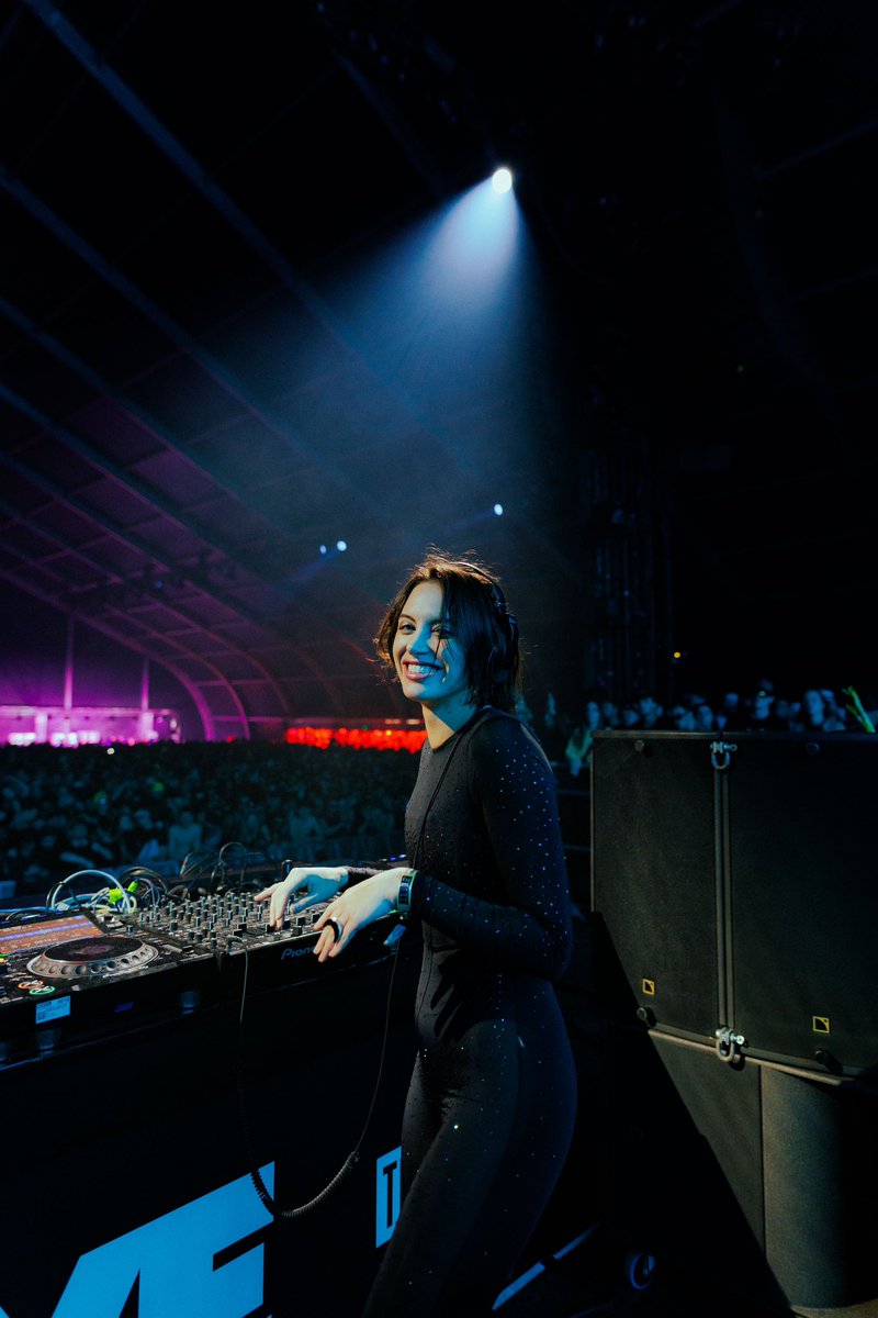 fcknyefestival's tweet image. .@saralandrydj 🩵✨