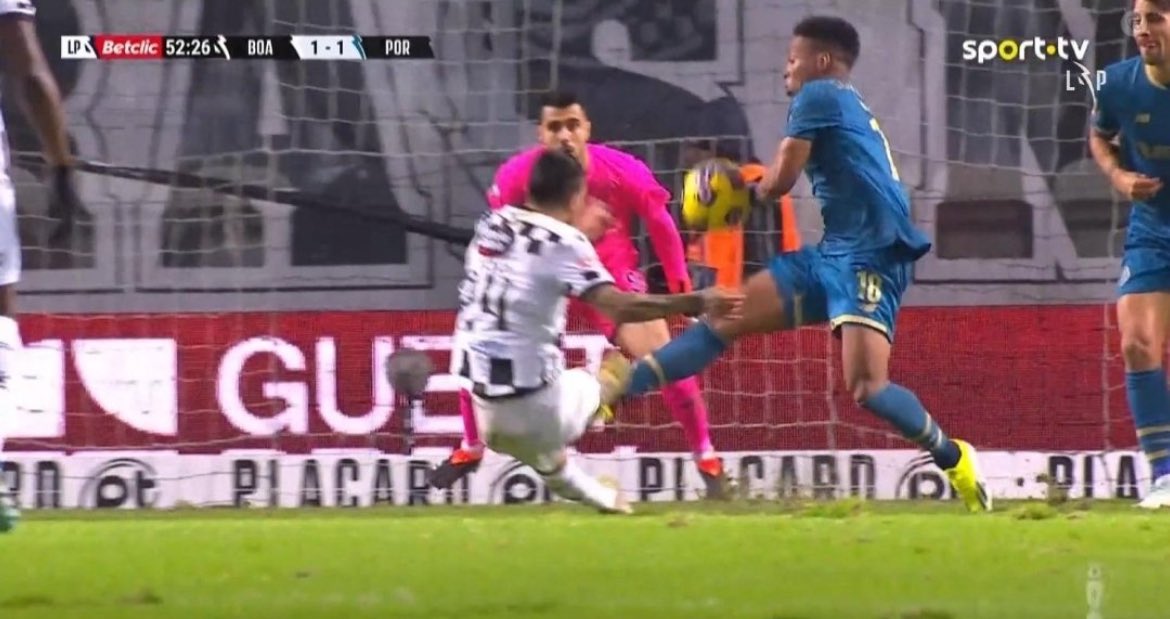 Jogo empatado 1-1, segunda parte, o Boavista procura o golo, Pérez surge a rematar com a bola a caminho da baliza quando o jogador do FCP, com os braços completamente fora da zona corporal, evita o golo certo . 
Parabéns <a href="/ligaportugal/">Liga Portugal</a> . ✌️